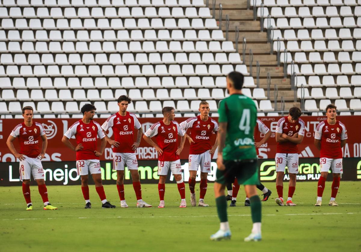 Jugadores del Real Murcia durante la tanda de penaltis ante el Albacete.