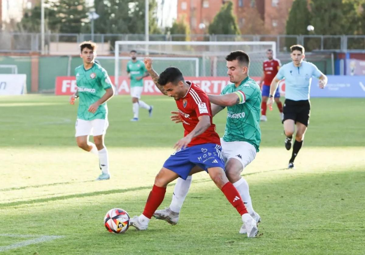 Dani Villa maniobra con la pelota en un partido con el Teruel.