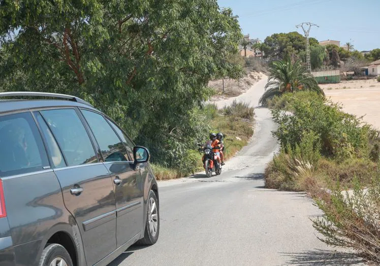 Cars, motorcycles and even pedestrians gather in the valley, creating road safety problems.