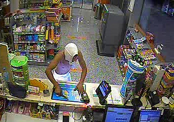 Momento en el que uno de los detenidos asaltó un establecimiento de Santomera.