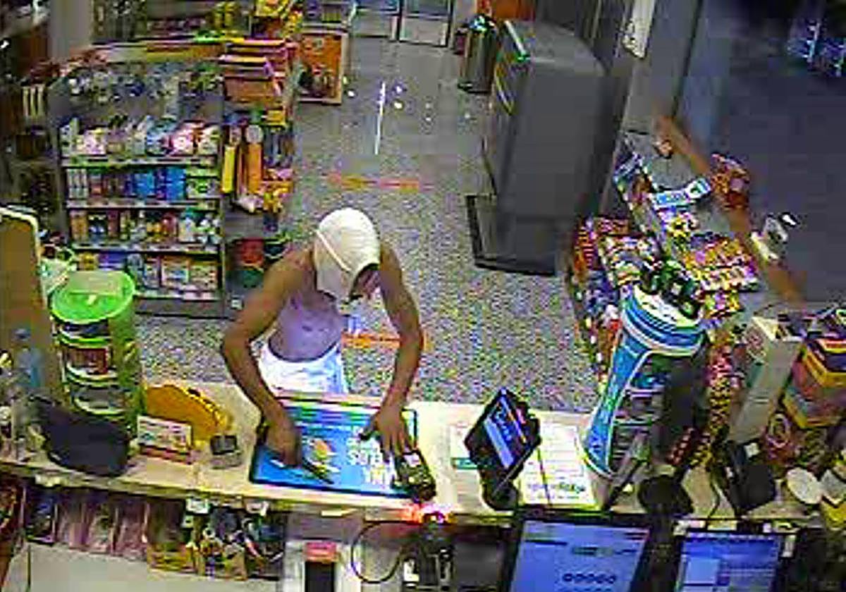 Momento en el que uno de los detenidos asaltó un establecimiento de Santomera.