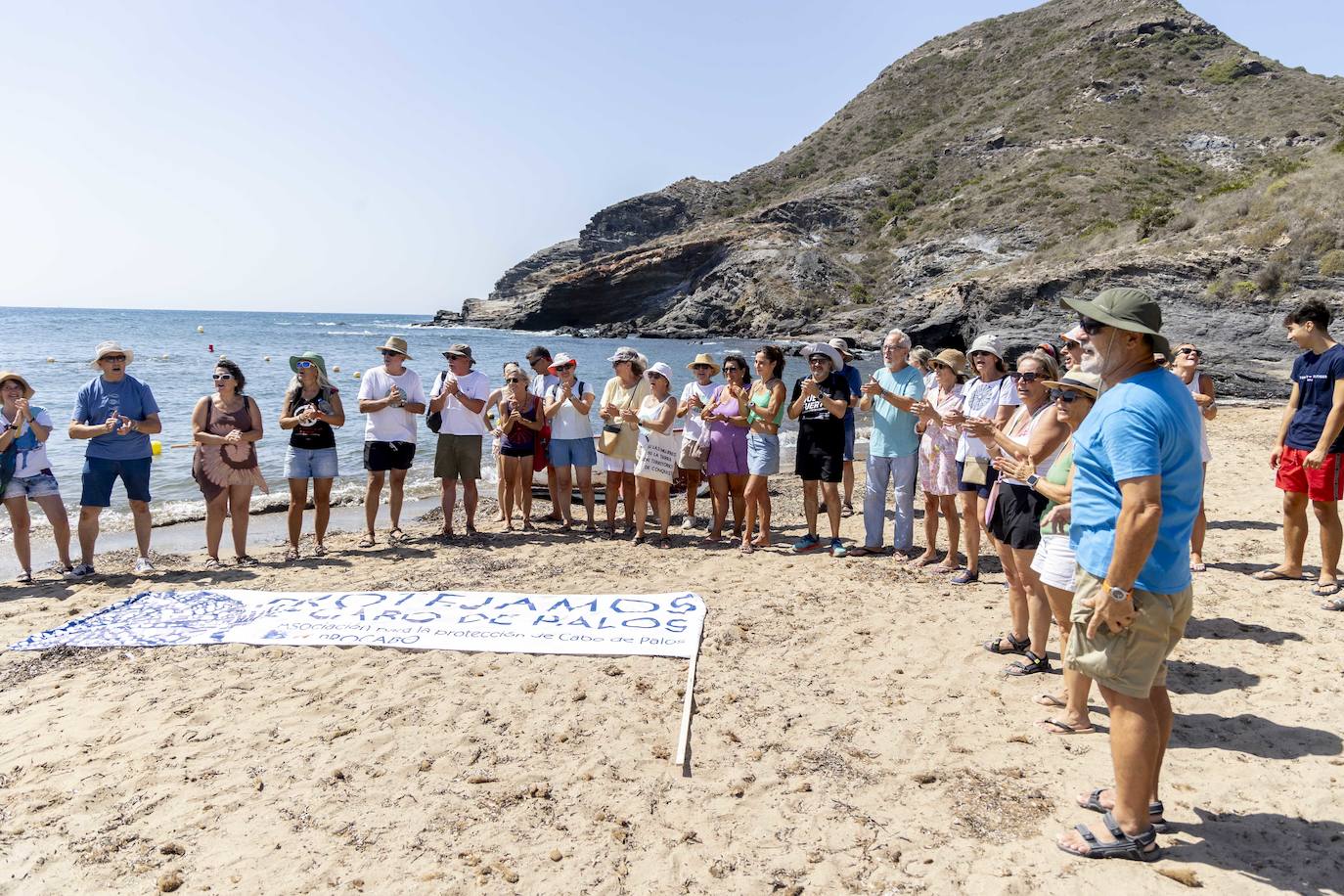 En imágenes, la cadena humana contra los vertidos de la depuradora a Cala Reona