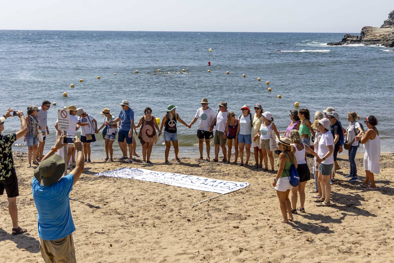 En imágenes, la cadena humana contra los vertidos de la depuradora a Cala Reona