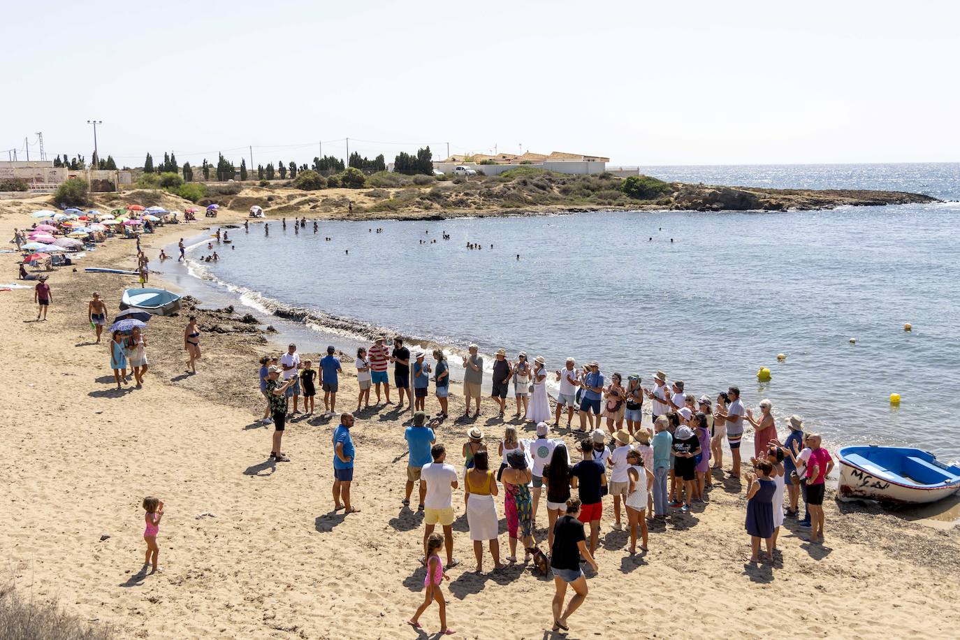 En imágenes, la cadena humana contra los vertidos de la depuradora a Cala Reona