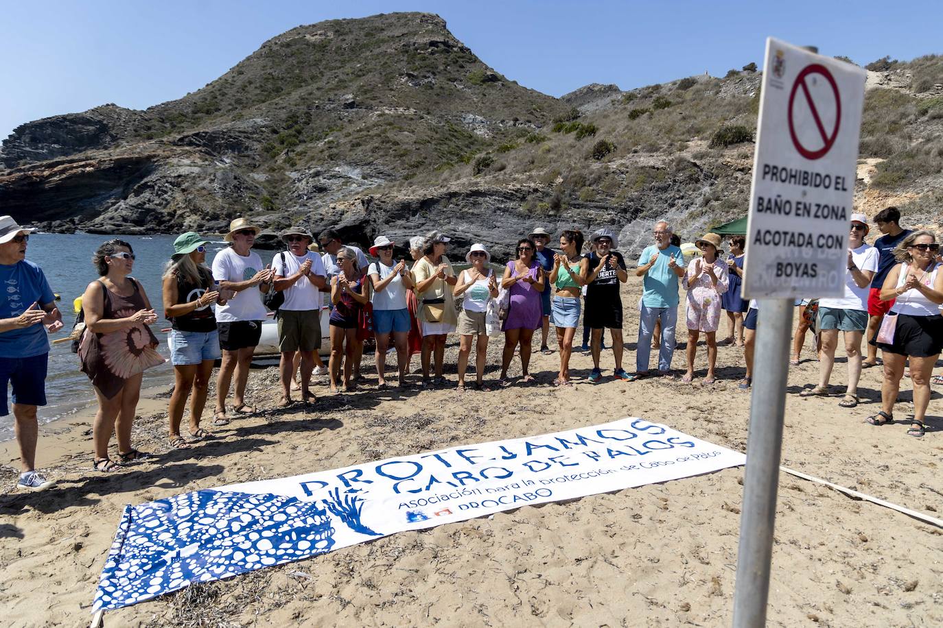 En imágenes, la cadena humana contra los vertidos de la depuradora a Cala Reona