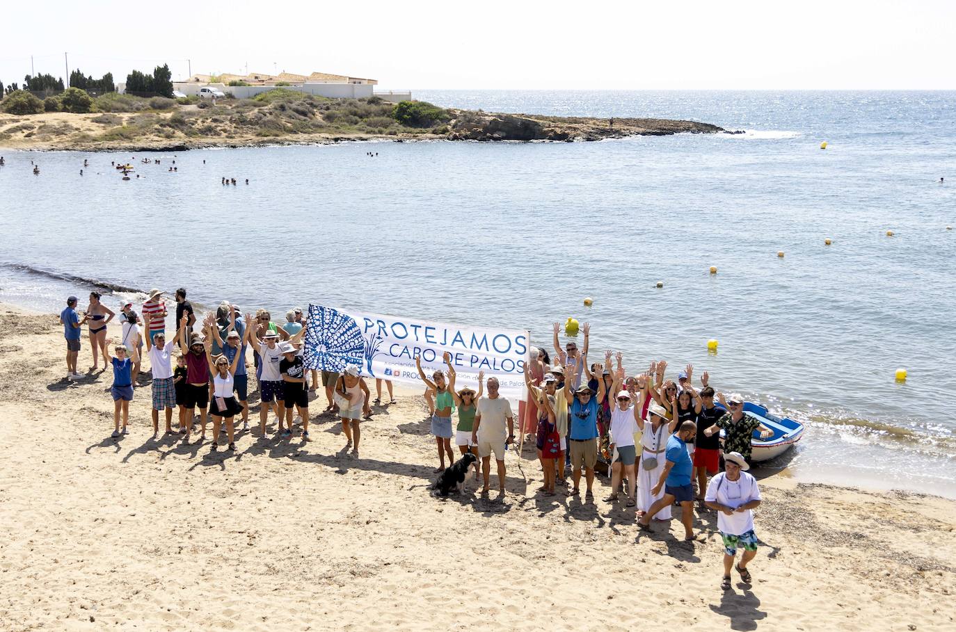En imágenes, la cadena humana contra los vertidos de la depuradora a Cala Reona