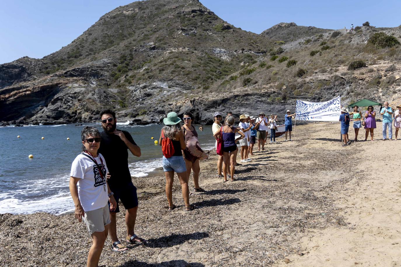 En imágenes, la cadena humana contra los vertidos de la depuradora a Cala Reona