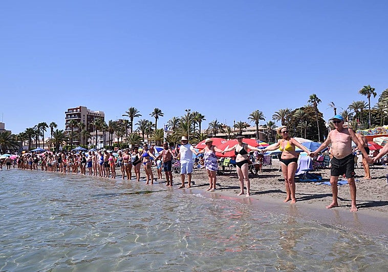 Ciudadanos unen sus manos en el abrazo al Mar Menor en Santiago de la Ribera.
