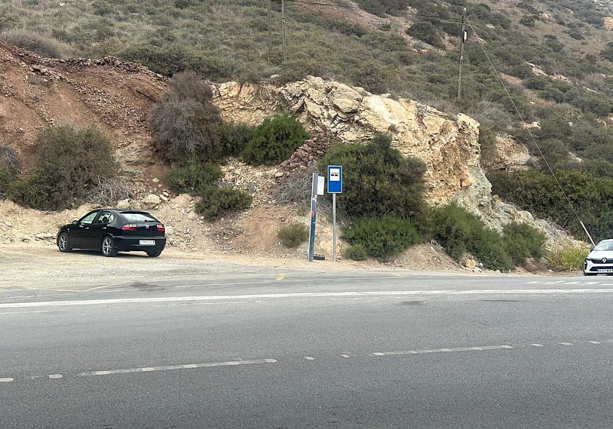 Parada de autobús de Cala Cortina sin marquesina.