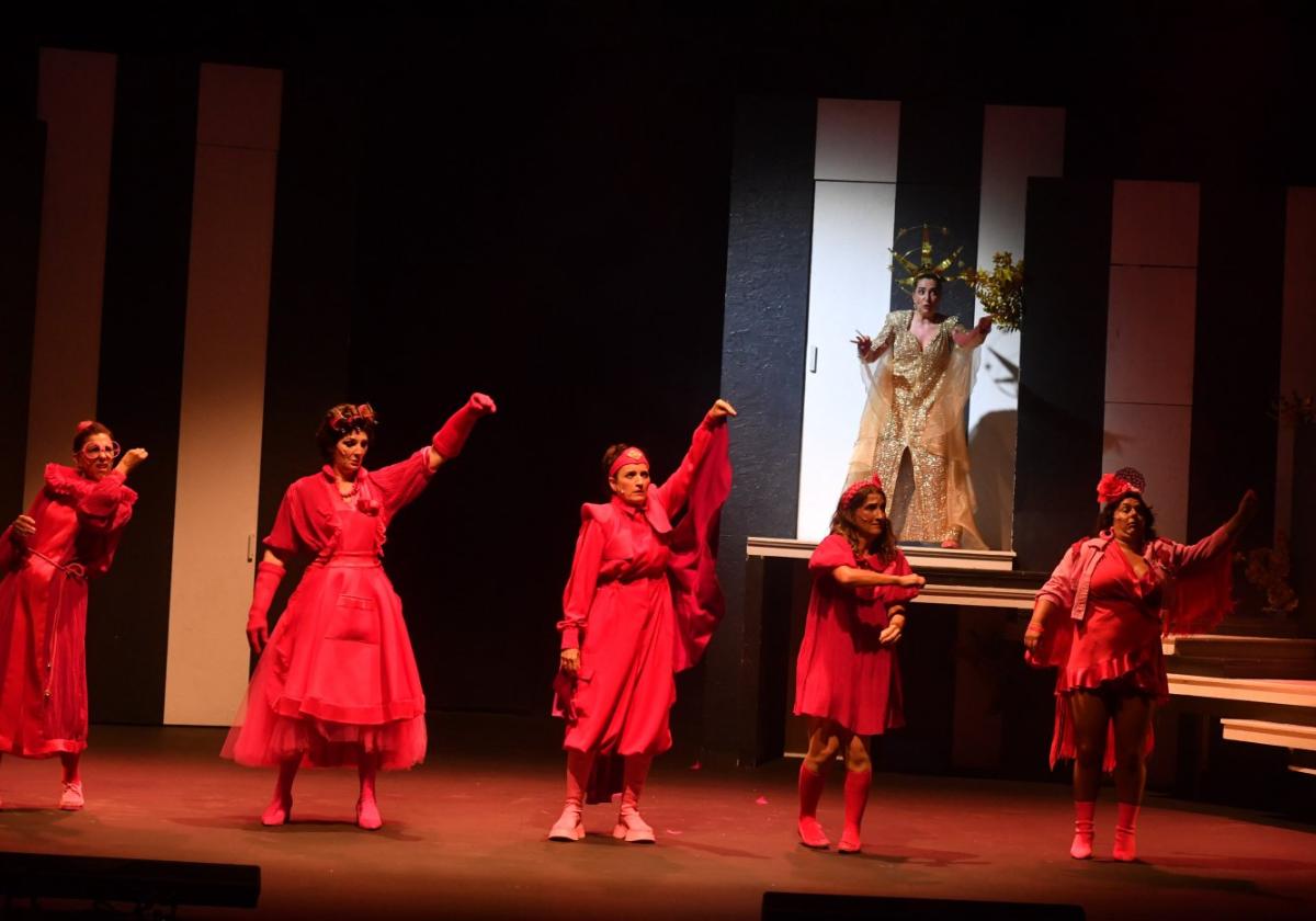 Las seis actrices, la noche del jueves sobre el escenario del Auditorio Parque Almansa de San Javier.