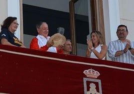 Carrillo, en el balcón del Ayuntamiento de Cieza, este sábado.
