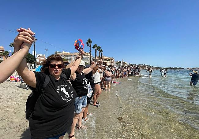 Bañistas y activistas unen sus manos en el abrazo al Mar Menor en la zona de Los Alcázares.