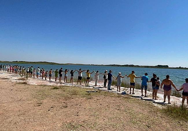 Cadena humana en el abrazo al Mar Menor.