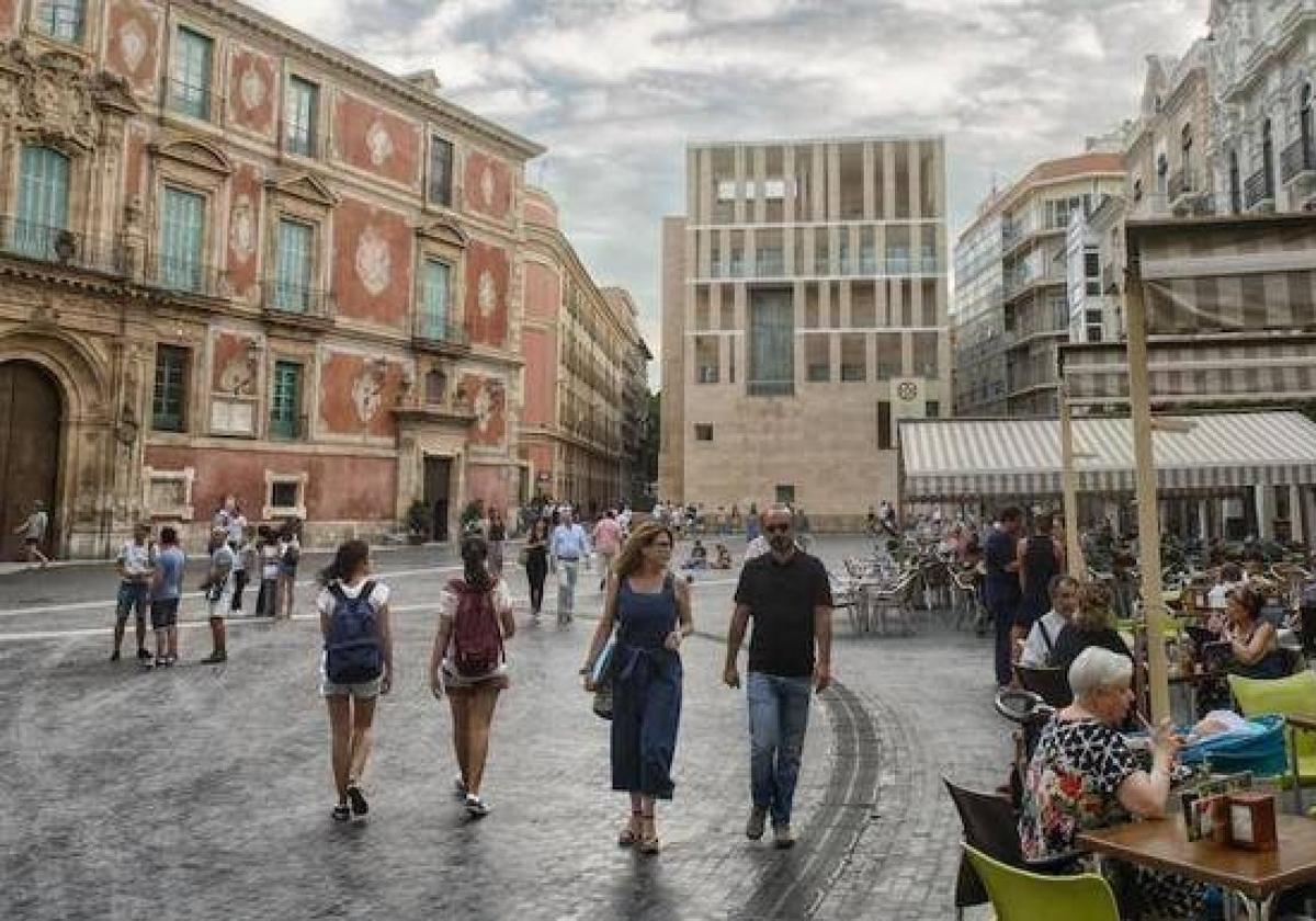 Viandantes en la plaza del Cardenal Belluga de Murcia, en una imagen de archivo.