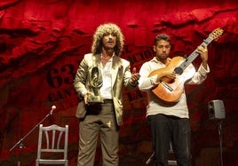 Jesús Corbacho sosteniendo la Lámpara Minera tras recibir el galardón en la madrugada de este domingo en la Catedral del Cante.