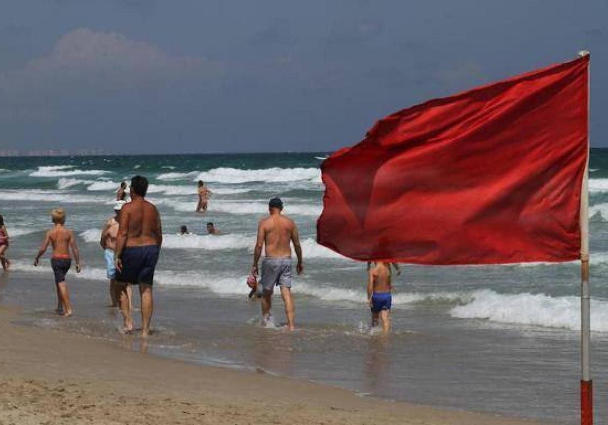 Bandera roja en una playa de la Región.