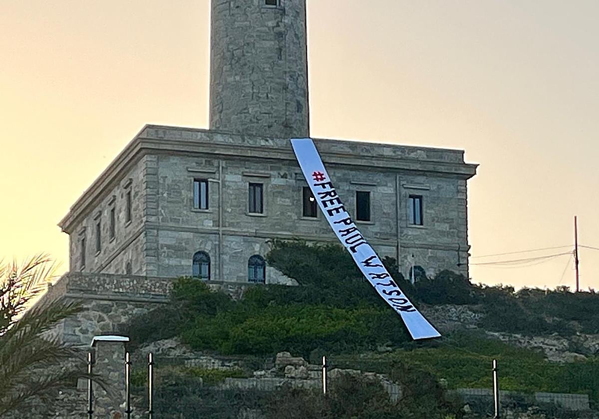 El faro de Cabo de Palos, este lunes, con la pancarta en apoyo a Paul Watson.