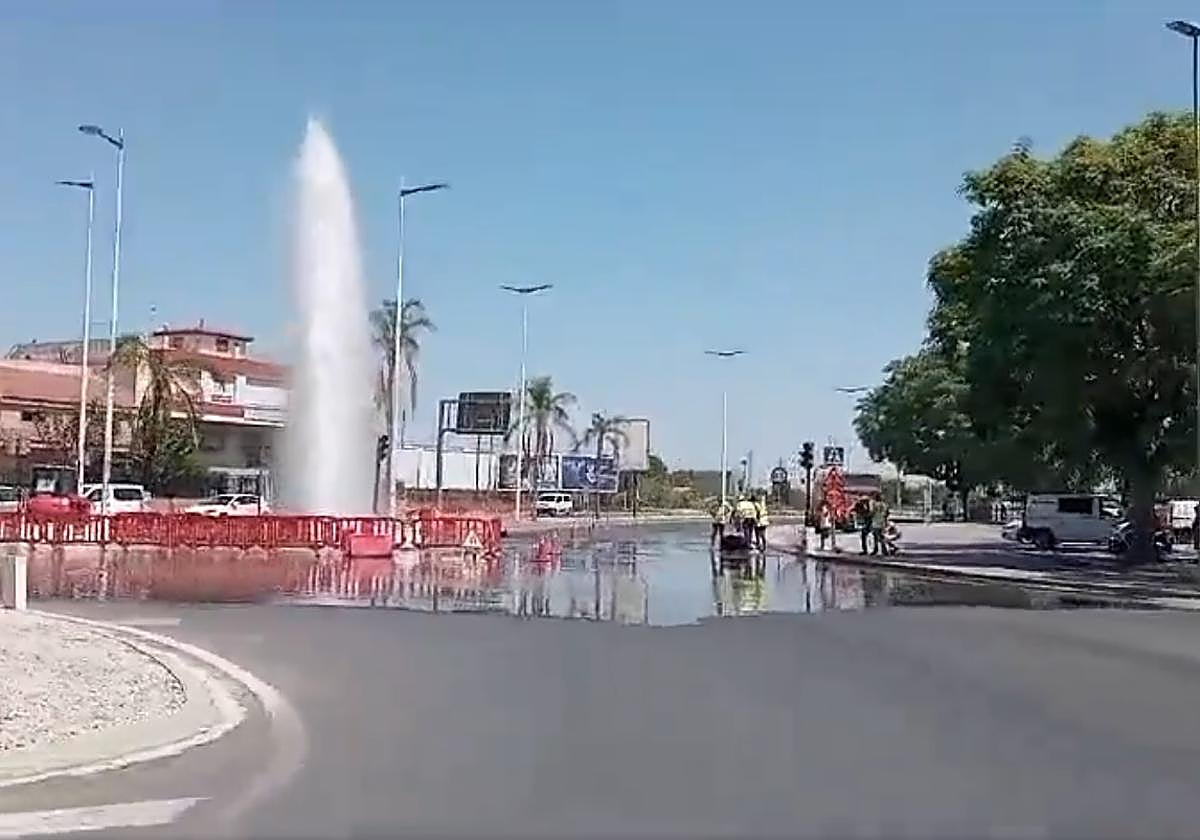 El 'géiser' provocado por la rotura de la tubería, junto a La Fica, en Murcia.