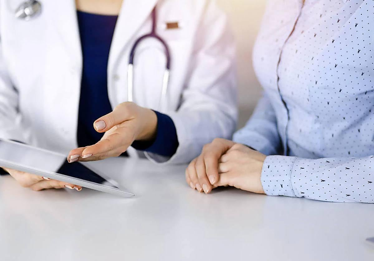 Una paciente en una consulta médica, en una imagen de archivo.