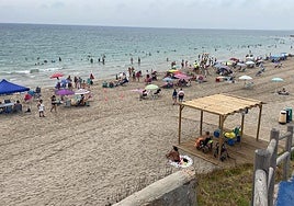 Bañistas en una de las playas de Pilar de la Horadada.