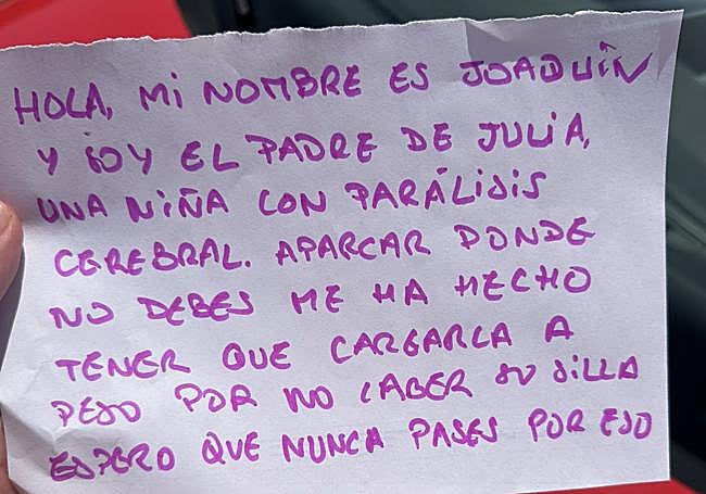 La nota que dejó Joaquín en el coche mal aparcado en la puerta de su casa.