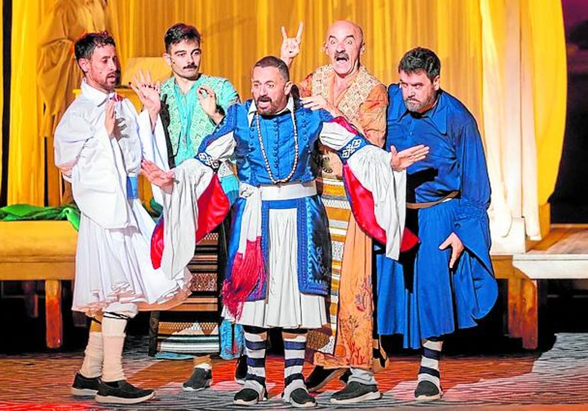 Pepón Nieto, en el centro, protagoniza 'La comedia de los errores'.