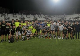 Plantilla y cuerpo técnico del Cartagena tras imponerse al Almería en la tanda de penaltis del trofeo Carabela de Plata.