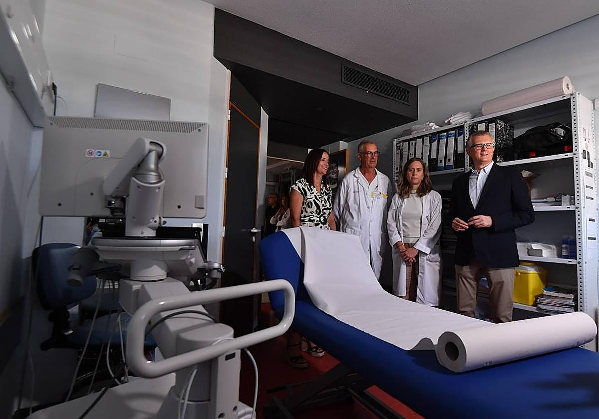 La visita del consejero de Salud, Juan José Pedreño, a la unidad de ictus de La Arrixaca, este martes.