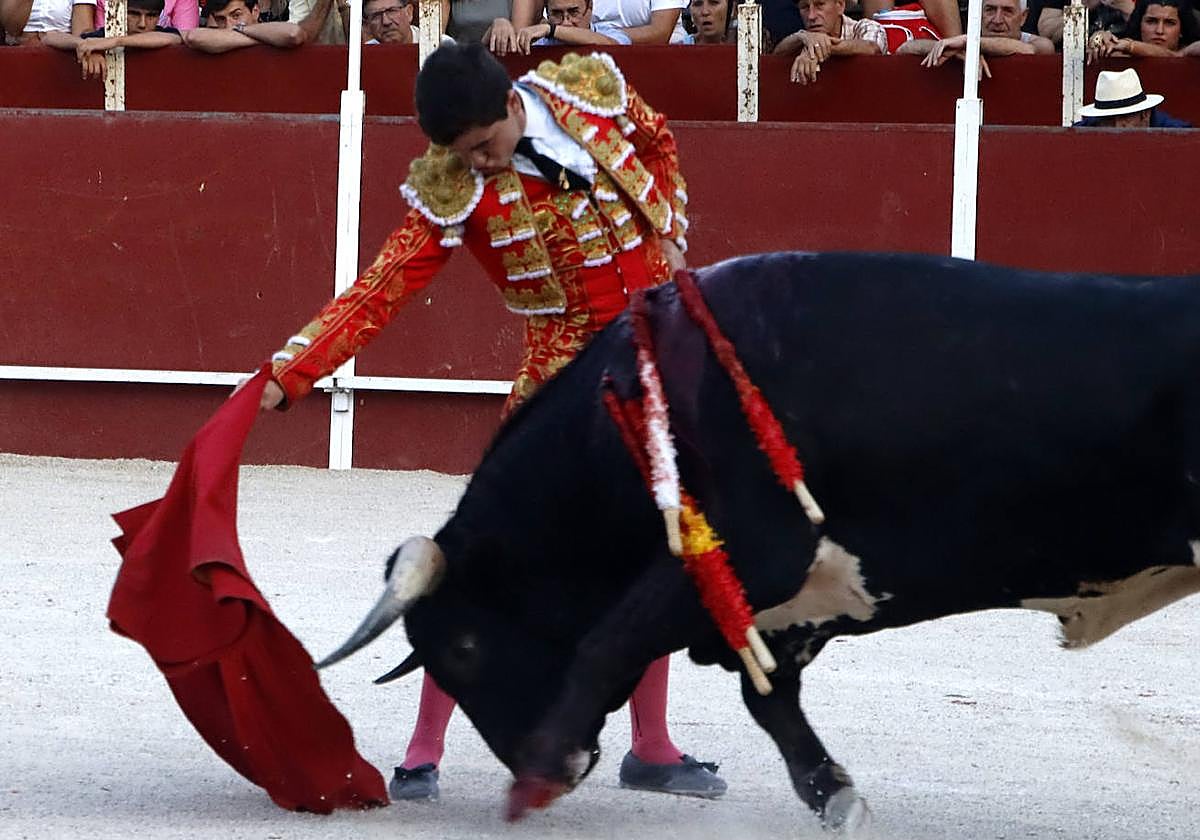 El torero Cristian González, en la segunda novillada de la Feria Taurina de Blanca.