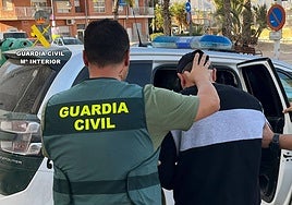 Uno de los agresores en el momento de la detención.