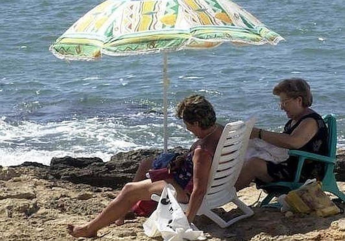 Imagen de archivo de dos mujeres en la playa.