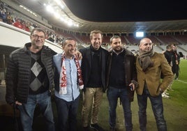 Enrique Roca, en el centro, tras el Murcia-Tudelano, primer día del estadio con su nombre.