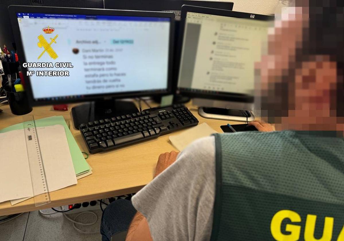 Un agente de la Guardia Civil trabaja en la operación.