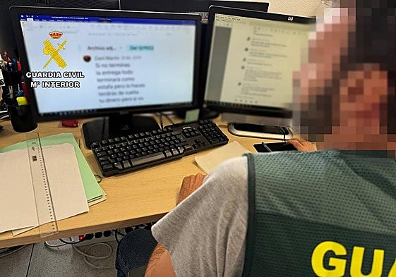 Un agente de la Guardia Civil trabaja en la operación.