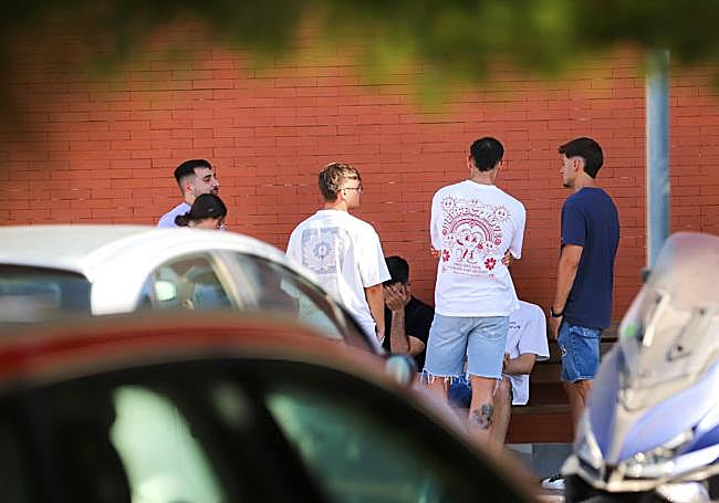 Familiares de la víctima, este viernes por la tarde, en el tanatorio.