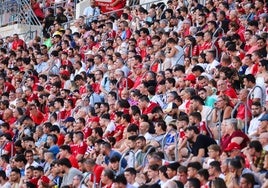 Aficionados en la presentación del Murcia.