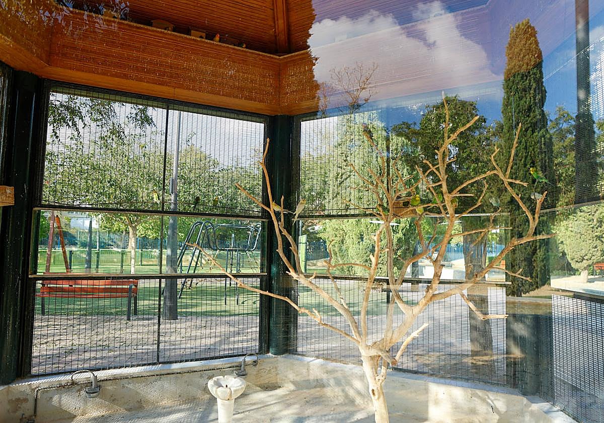 La jaula central del parque Pediatra Diego Pallarés Cachá.