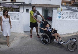 Joaquín y Noelia con su hija Julia, en la puerta de su casa en La Azohía.