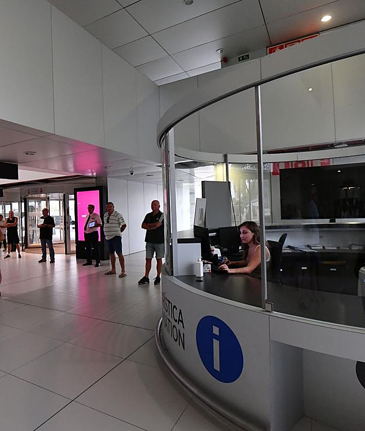 Imagen secundaria 2 - Izquierda: Amigos británicos saludan a una de las ocupantes del vuelo del Manchester que acaba de aterrizar. Derecha: La Oficina de Turismo atiende a «20 o 25 pasajeros por vuelo», según su coordinadora, aunque ese día bajó la media.