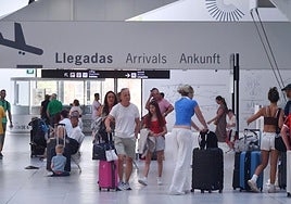 Varios pasajeros en la terminal poco antes del vuelo de salida a Londres y después de llegar el de Manchester.