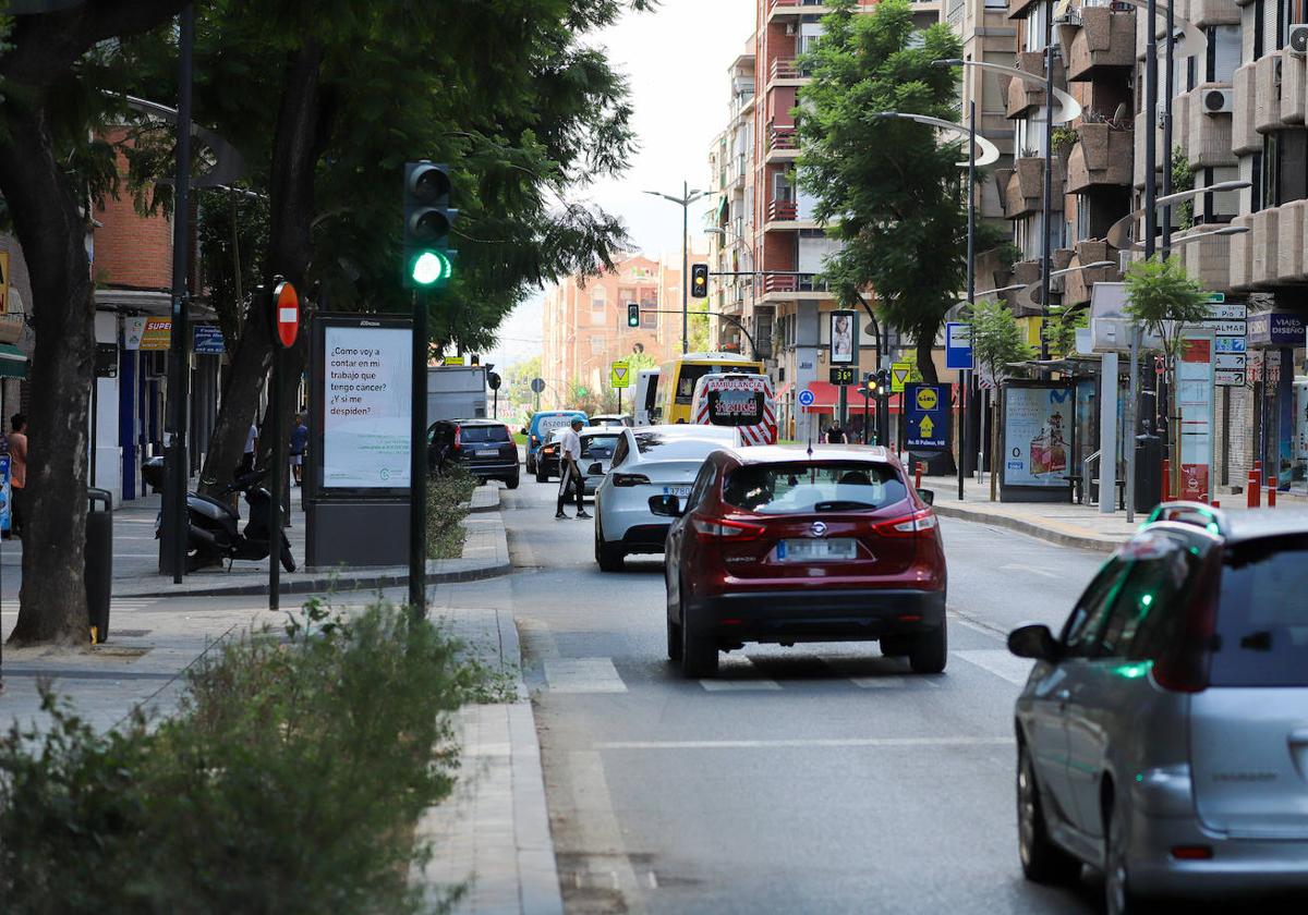 Vehículos circulan, este viernes, por el carril único para tráfico privado de la calle Floridablanca, en dirección a El Rollo.