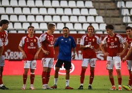 Alberto González, del Real Murcia, y Romera, del Hércules, se saludan esta pretemporada.