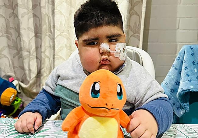 León tiene tres años, reside en Chile y tiene un tumor en progresión desde marzo de 2024.