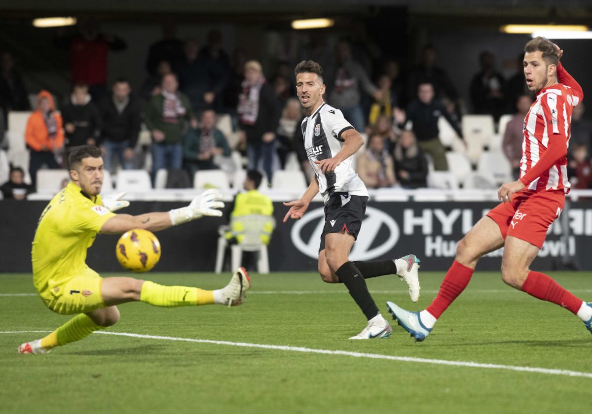 Juan Carlos Real anota un gol contra el Sporting, la temporada pasada.