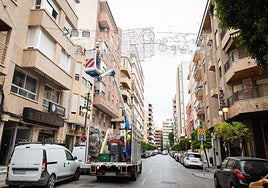 Instalación de luces en Orihuela, en una imagen de archivo.