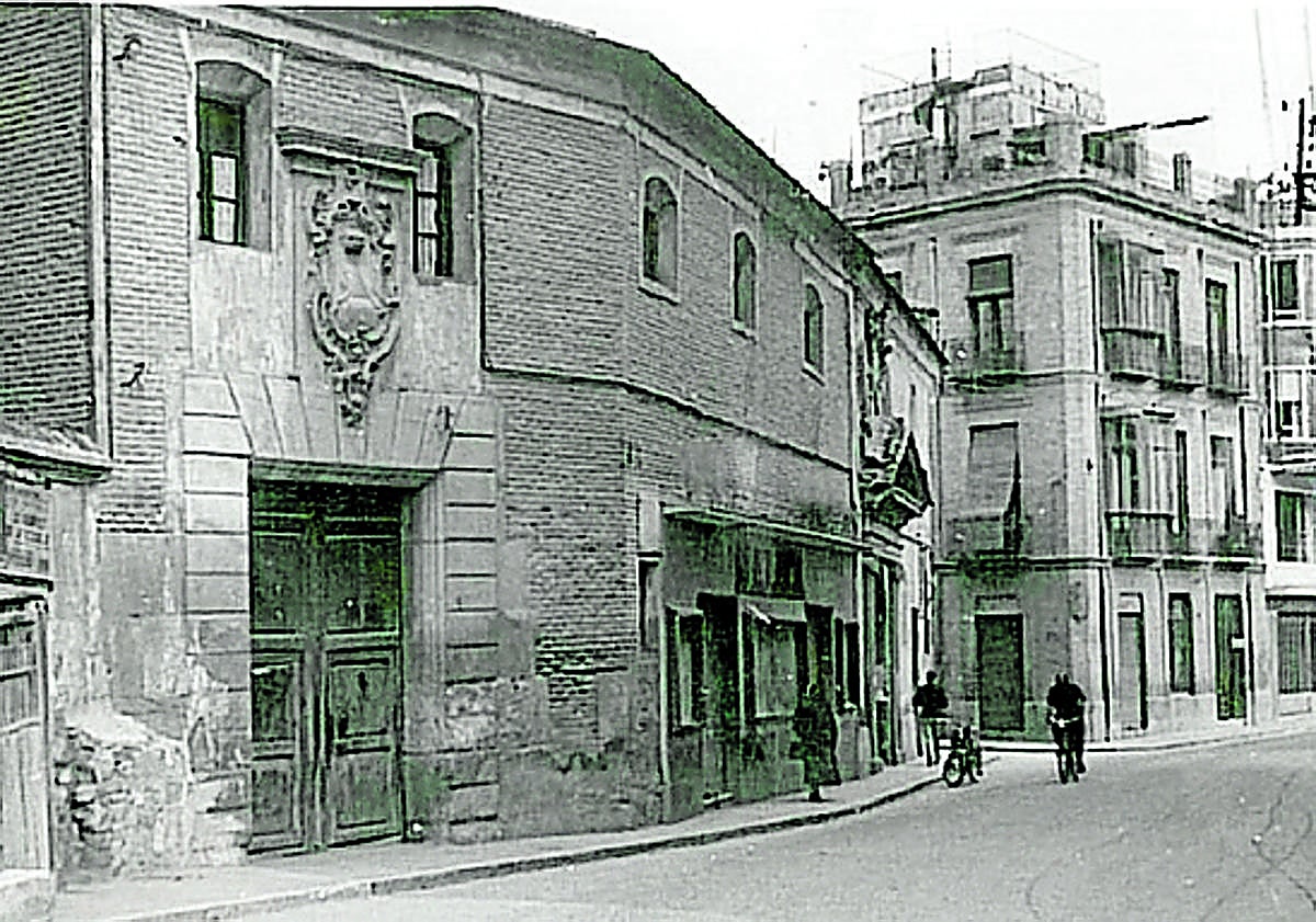 Imagen principal - Arriba: El desaparecido convento de las Teresas, en la entrada de la actual calle Sagasta. Abajo: La hornacina del Portillo de San Antonio y fachada del convento de Verónicas, desde el interior de la plaza, cuando no tenía segunda planta.