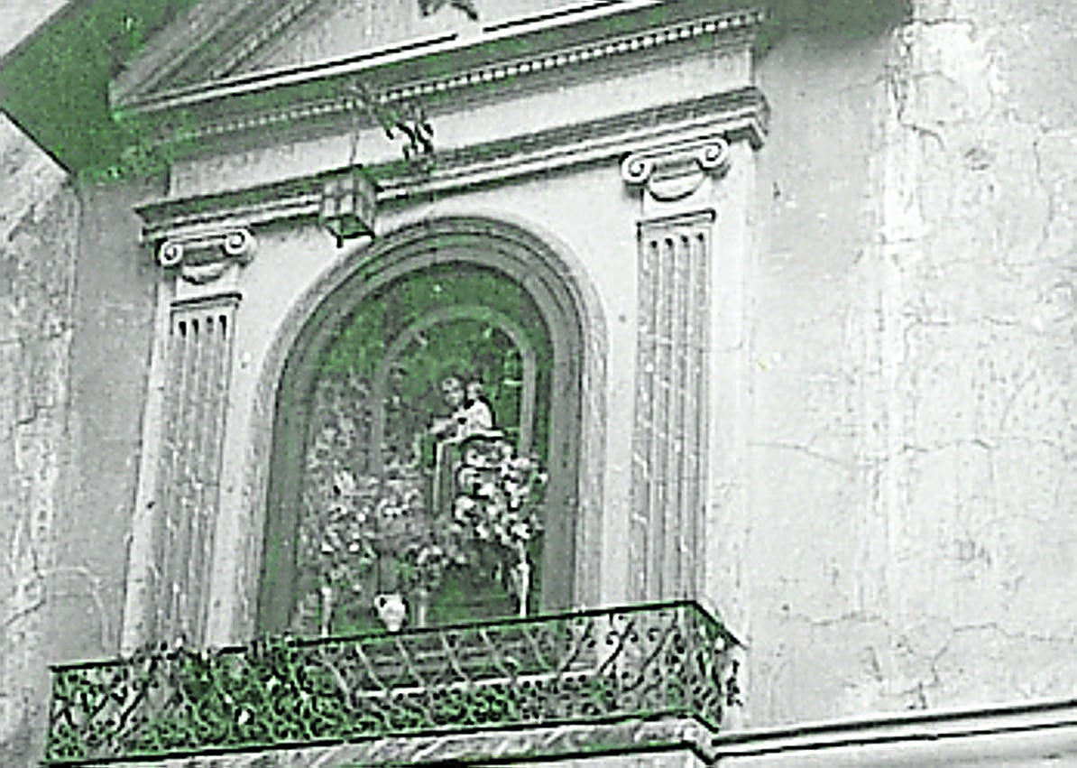 Imagen secundaria 1 - Arriba: El desaparecido convento de las Teresas, en la entrada de la actual calle Sagasta. Abajo: La hornacina del Portillo de San Antonio y fachada del convento de Verónicas, desde el interior de la plaza, cuando no tenía segunda planta.