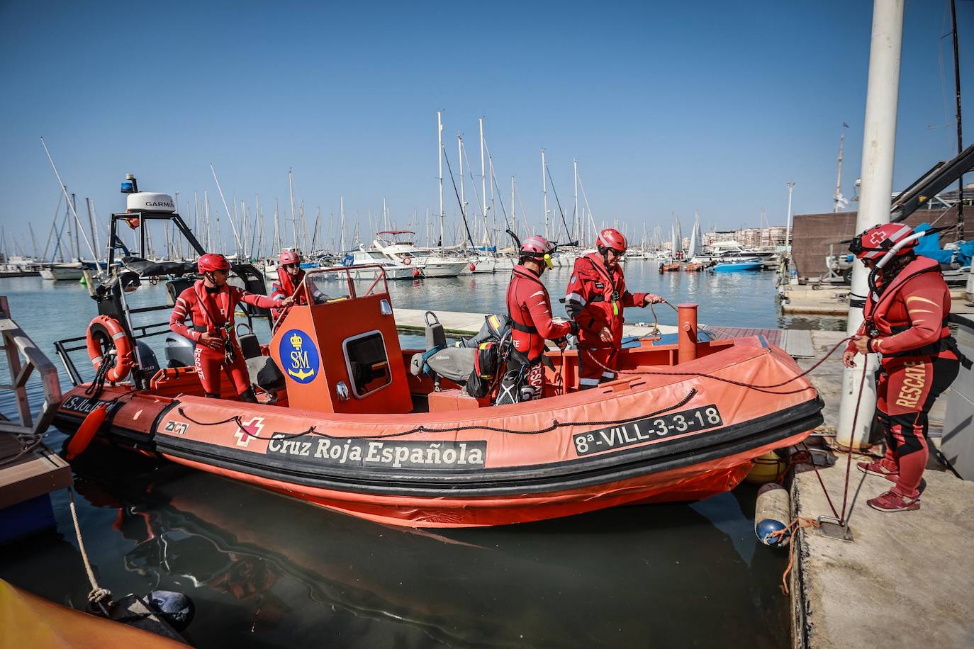 Un día con el equipo de Salvamento Marítimo de Cruz Roja de Torrevieja, en imágenes