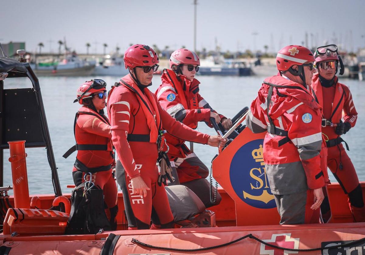 Un día con el equipo de Salvamento Marítimo de Cruz Roja de Torrevieja, en imágenes