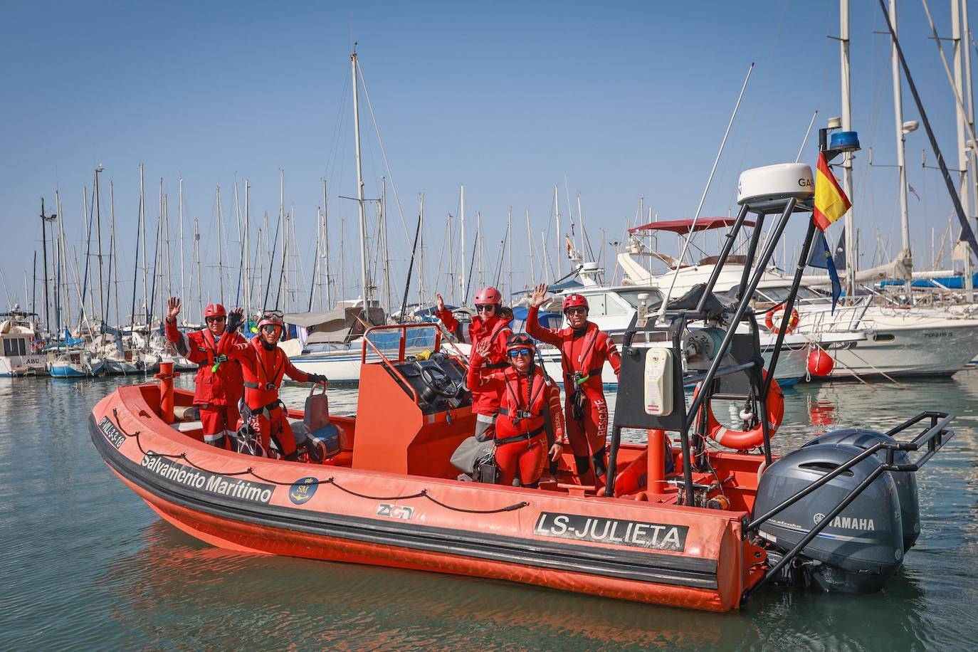 Un día con el equipo de Salvamento Marítimo de Cruz Roja de Torrevieja, en imágenes